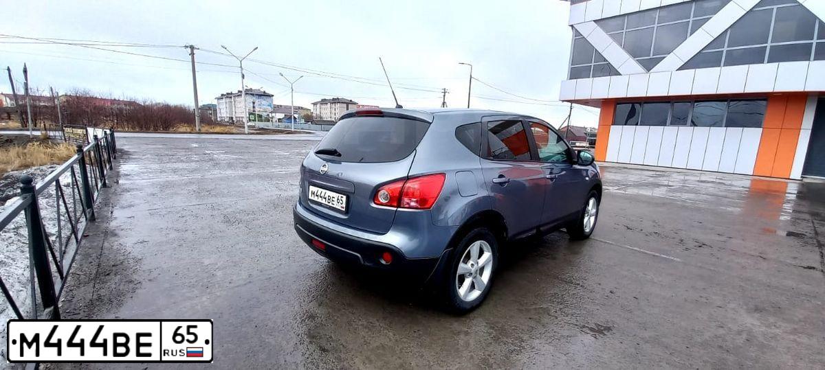 Фото автомобиля NISSAN QASHQAI, 2008 — госномер М444ВЕ65. Цвет: СЕРЫЙ