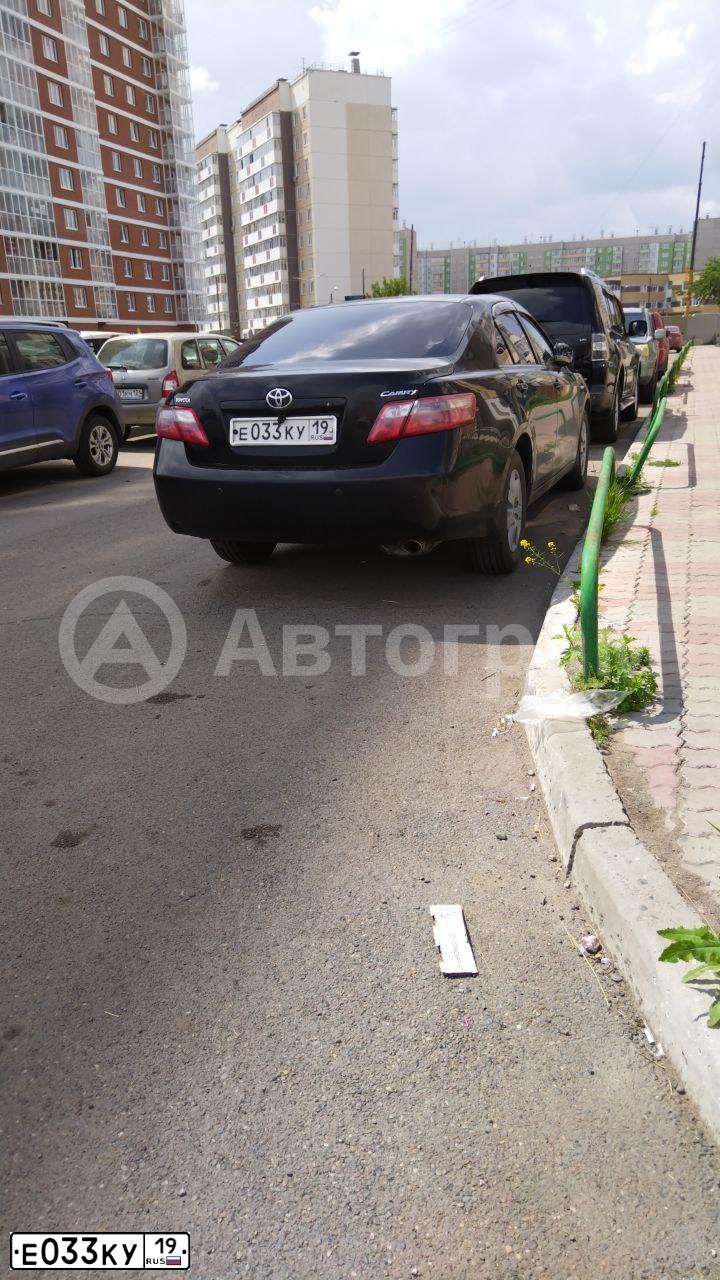 Фото автомобиля TOYOTA CAMRY, 2008 — госномер Т800МТ24. Цвет: ЧЕРНЫЙ