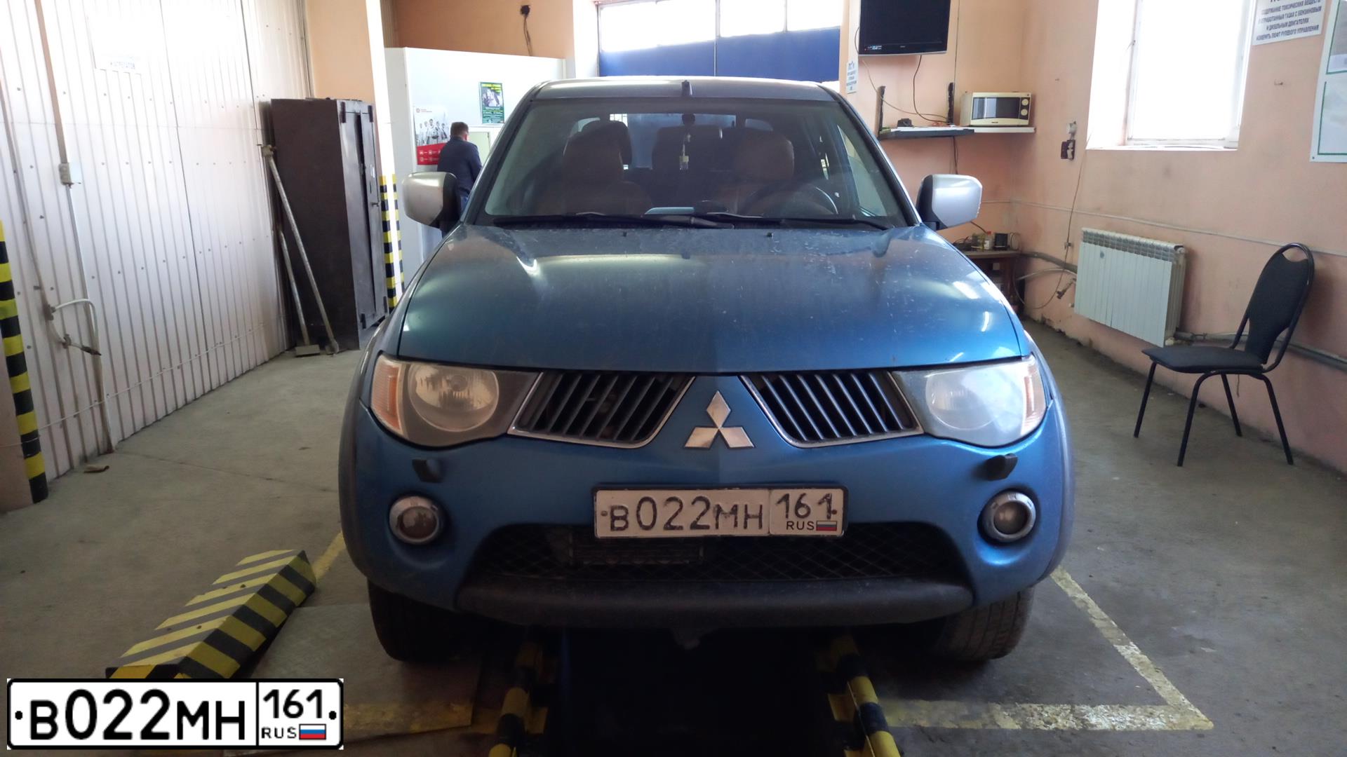 Фото автомобиля MITSUBISHI L 200, 2008 — госномер В022МН161. Цвет: СИНИЙ