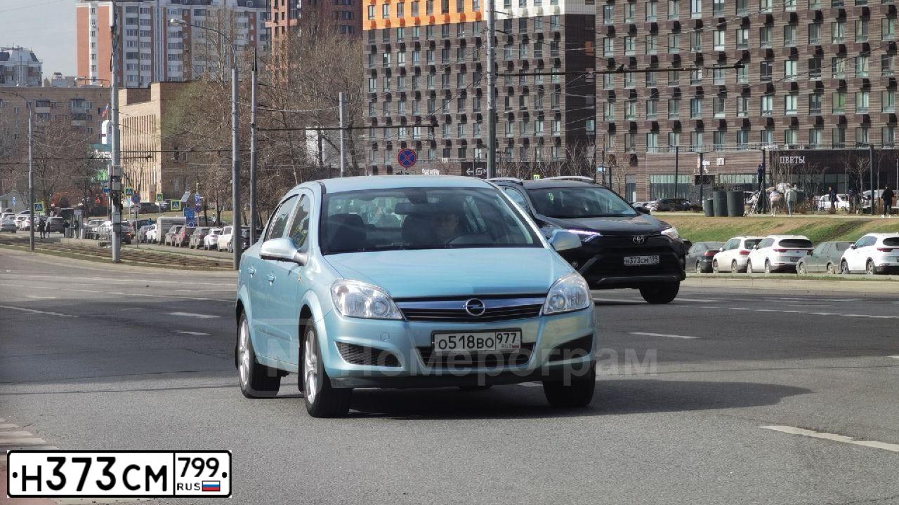 Фото автомобиля MERCEDES G-KLASSE, 2019 — госномер Р423ЕС198. Цвет: ЧЕРНЫЙ