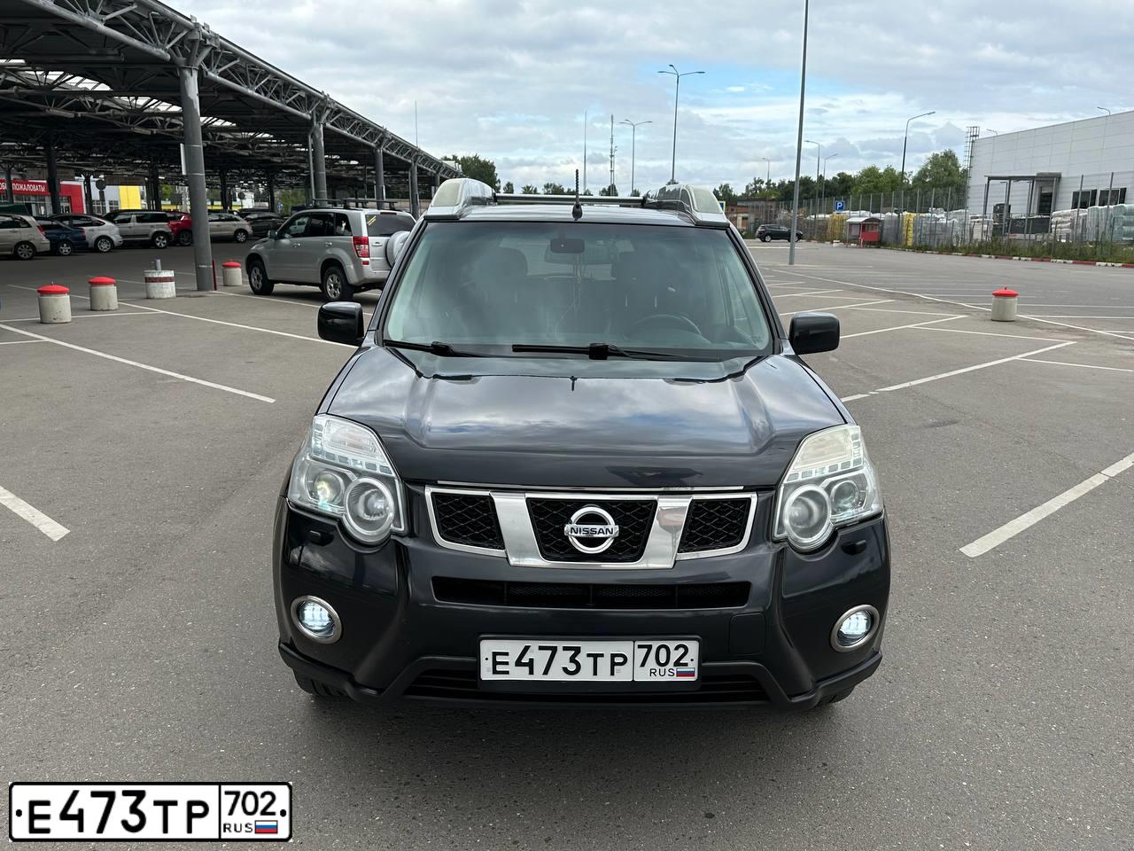 Фото автомобиля NISSAN X-TRAIL, 2011 — госномер Е473ТР702. Цвет: ЧЕРНЫЙ