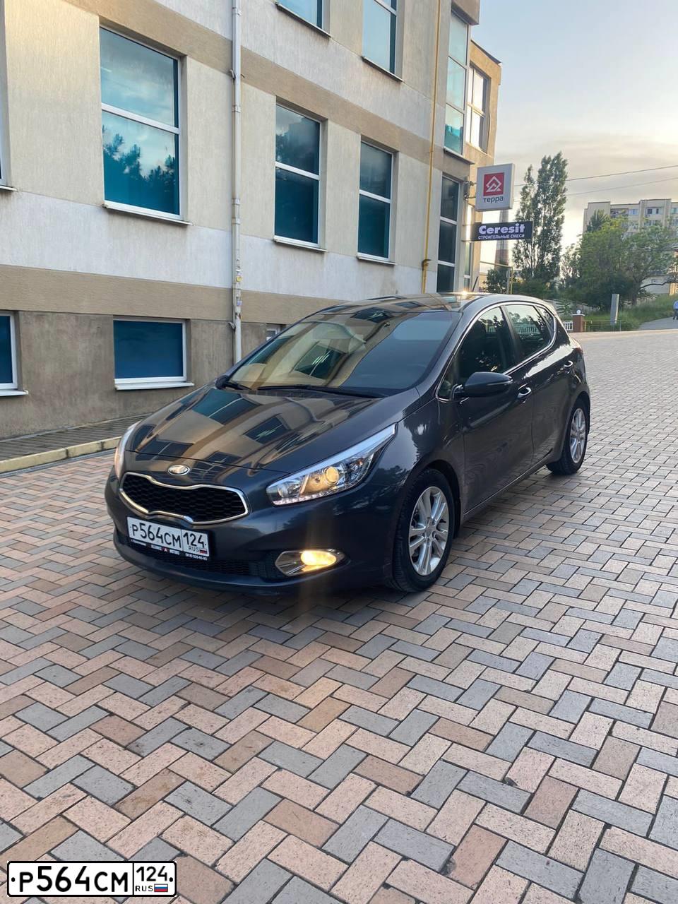 Фото автомобиля KIA CEE'D, 2013 — госномер Р564СМ124. Цвет: Серый