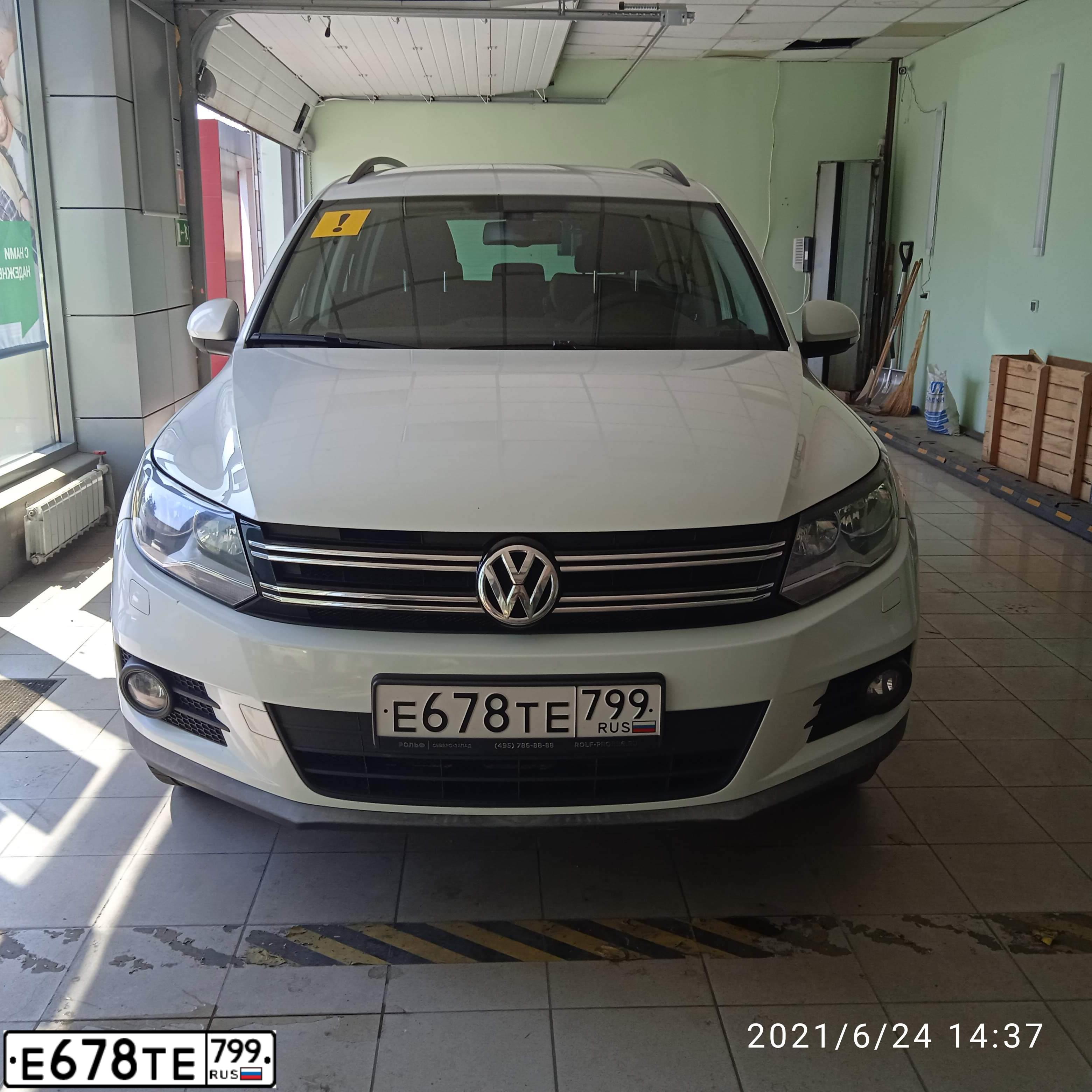 Фото автомобиля VOLKSWAGEN TIGUAN, 2016 — госномер Е678ТЕ799. Цвет: БЕЛЫЙ