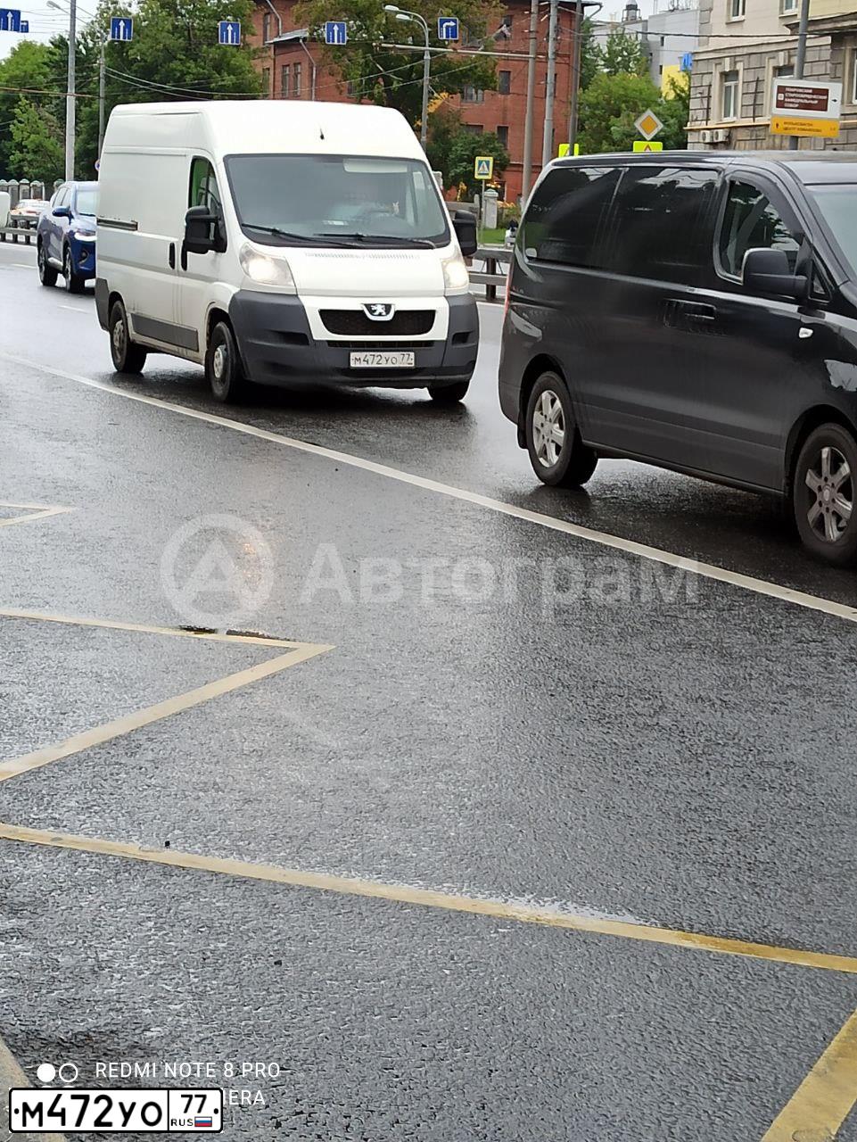Фото автомобиля PEUGEOT BOXER, 2012 — госномер М472УО77. Цвет: БЕЛЫЙ