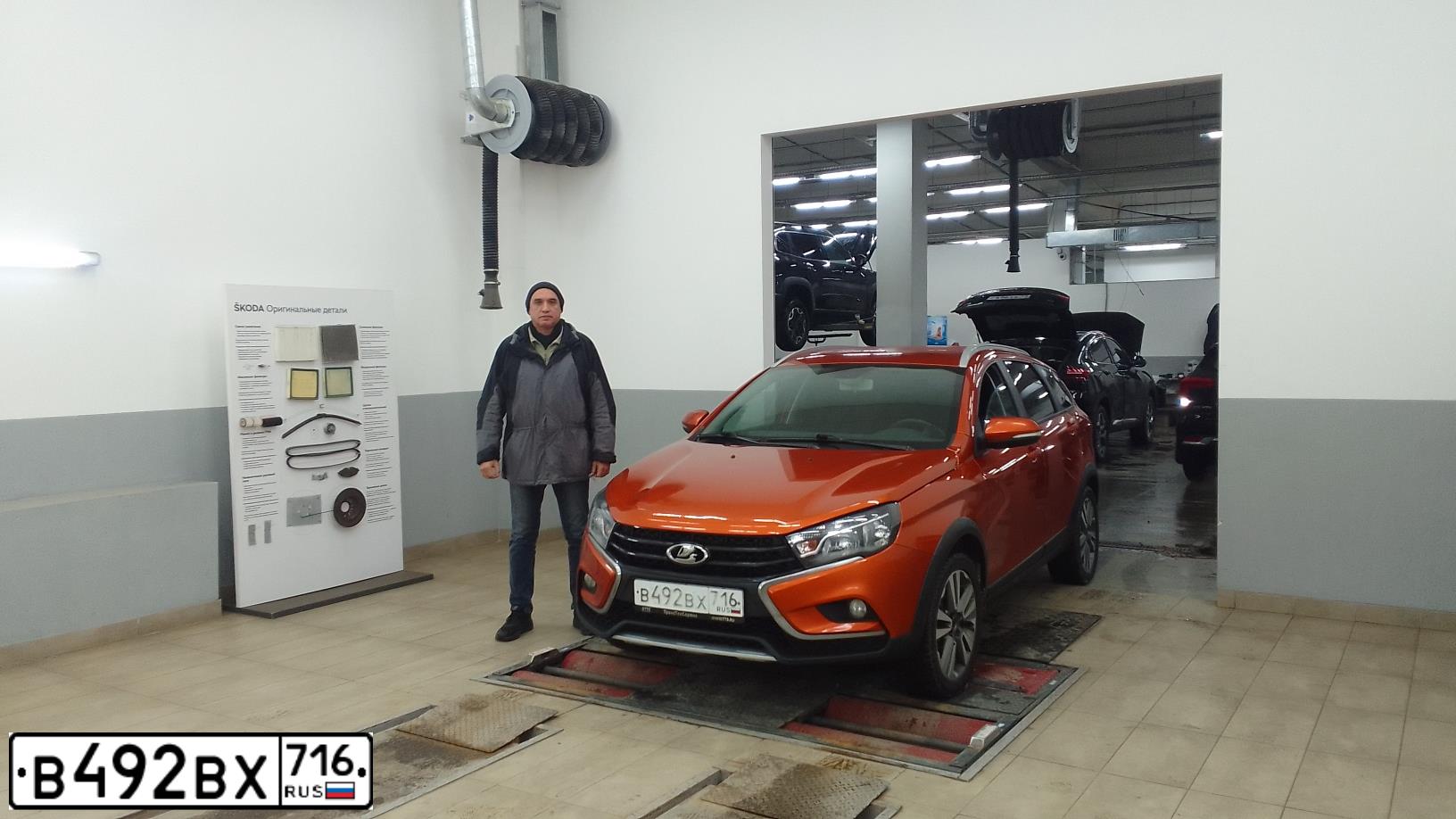 Фото автомобиля LADA VESTA, 2018 — госномер М698ХР716. Цвет: Оранжевый