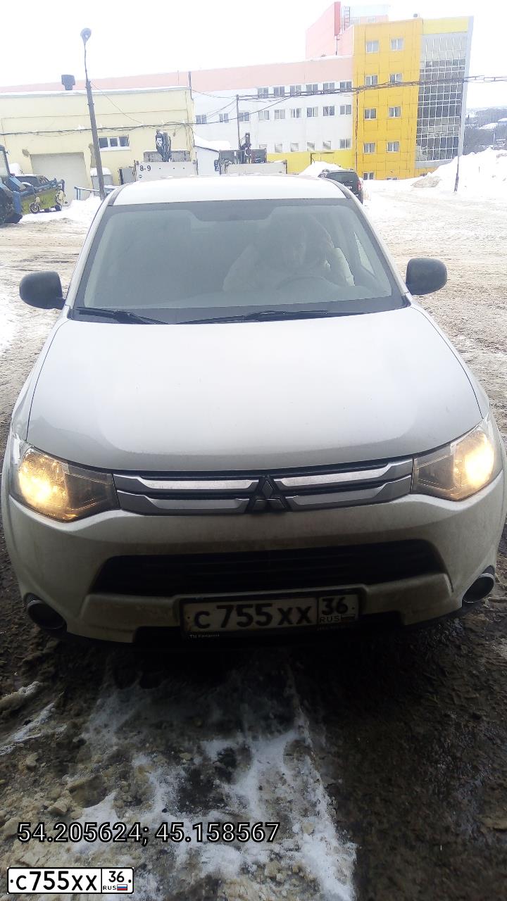 Фото автомобиля MITSUBISHI OUTLANDER, 2014 — госномер С755ХХ36. Цвет: Белый