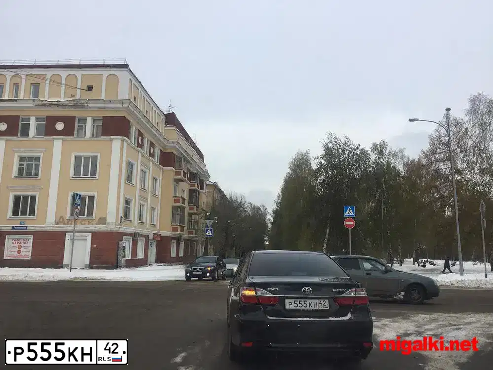 Фото автомобиля TOYOTA CAMRY, 2016 — госномер К025ОК142. Цвет: ТЕМНО СЕРЫЙ МЕТАЛЛИК