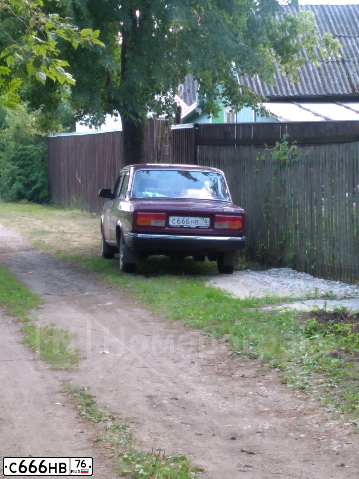 Фото автомобиля VAZ 2107 LADA, 2002 — госномер С666НВ76. Цвет: ТЕМНО-БОРДОВЫЙ