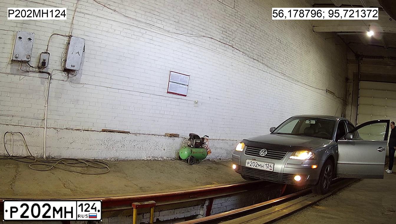 Фото автомобиля VOLKSWAGEN PASSAT, 2001 — госномер Р202МН124. Цвет: СЕРЫЙ