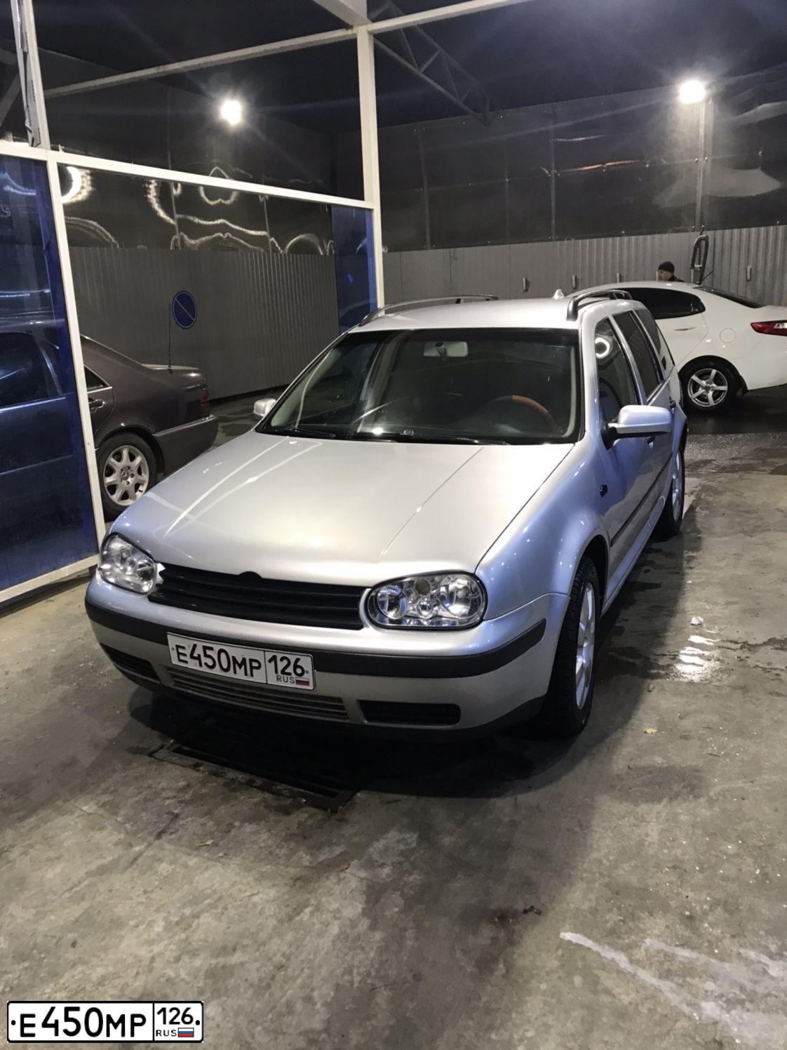 Фото автомобиля VOLKSWAGEN GOLF, 2002 — госномер Е493МО193. Цвет: СЕРЕБРИСТЫЙ