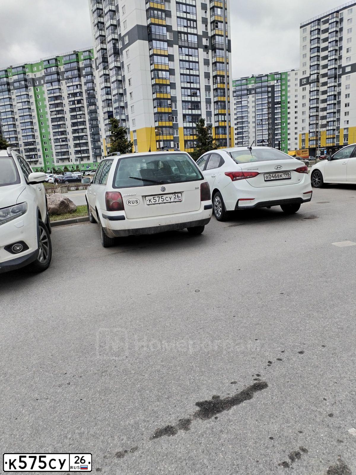 Фото автомобиля VOLKSWAGEN PASSAT, 2002 — госномер К575СУ26. Цвет: Белый