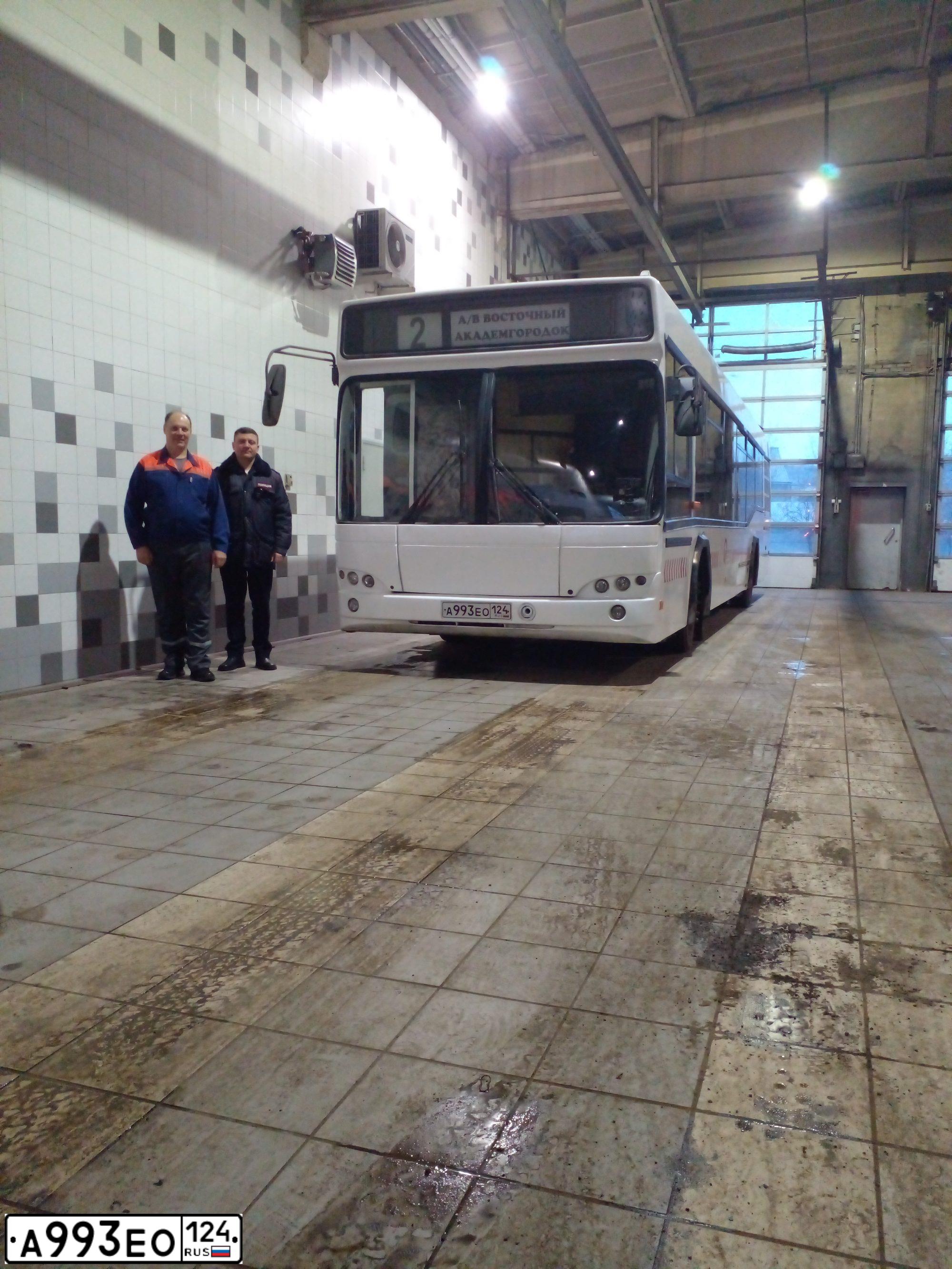 Фото автомобиля MAZ 103, 2011 — госномер А993ЕО124. Цвет: БЕЛЫЙ