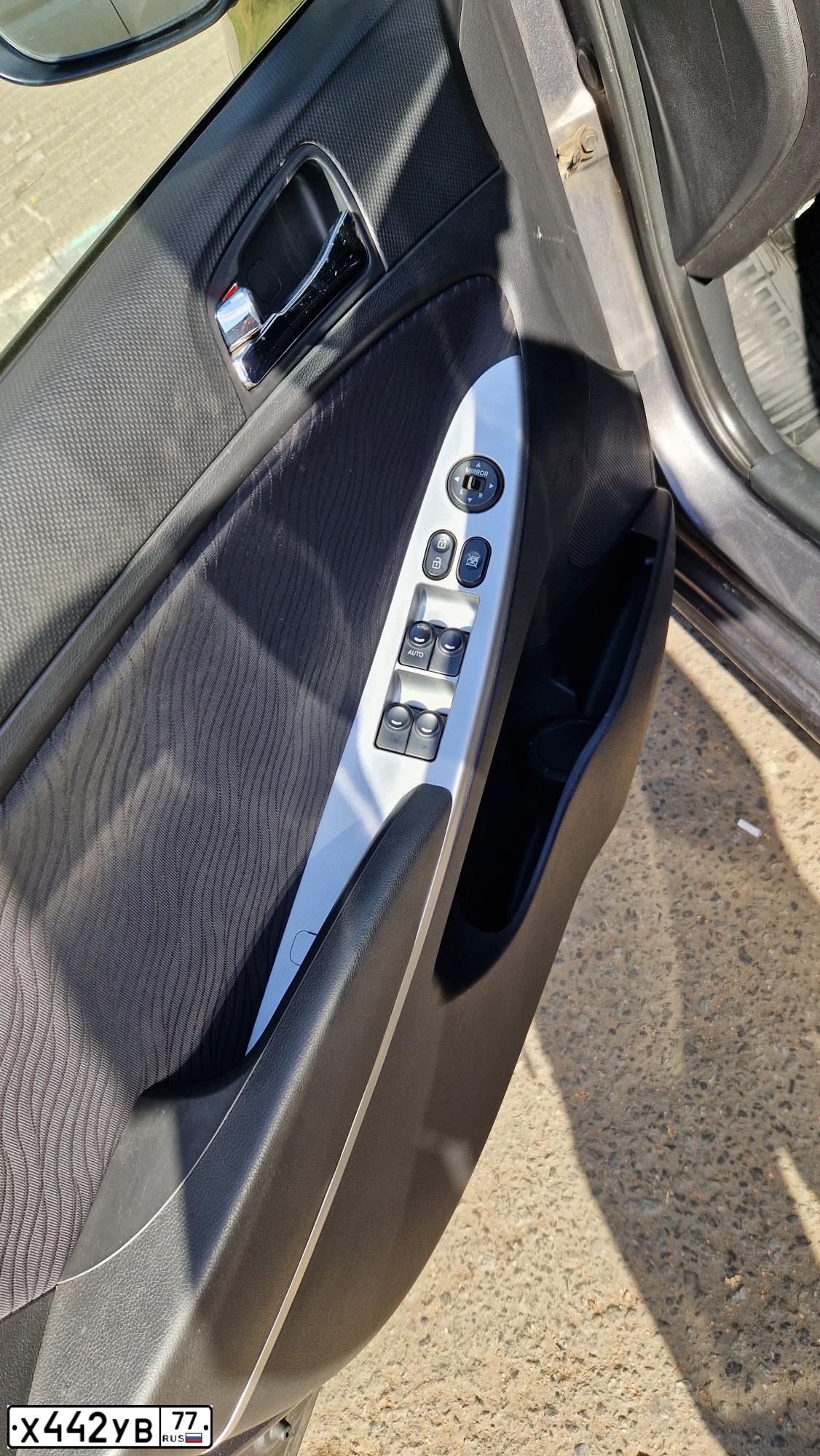 Фото автомобиля HYUNDAI SOLARIS, 2013 — госномер С327ВС550. Цвет: CЕРЫЙ ЧЕРНЫЙ
