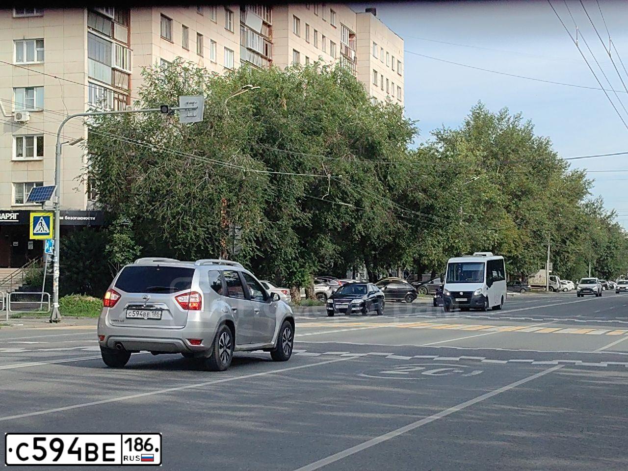 Фото автомобиля NISSAN TERRANO, 2016 — госномер С594ВЕ186. Цвет: СЕРЕБРИСТЫЙ