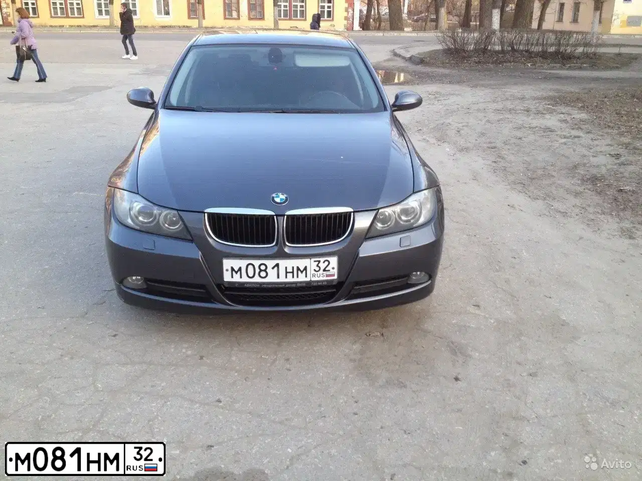 Фото автомобиля BMW SERIE 3, 2008 — госномер М081НМ32. Цвет: ТЕМНО-СЕРЫЙ