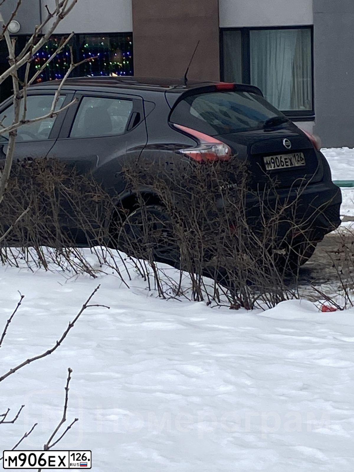 Фото автомобиля NISSAN JUKE, 2017 — госномер М906ЕХ126. Цвет: ЧЕРНЫЙ