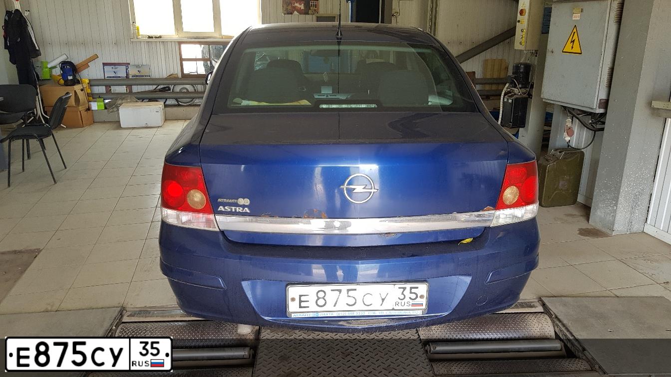 Фото автомобиля OPEL ASTRA, 2010 — госномер Е875СУ35. Цвет: СИНИЙ