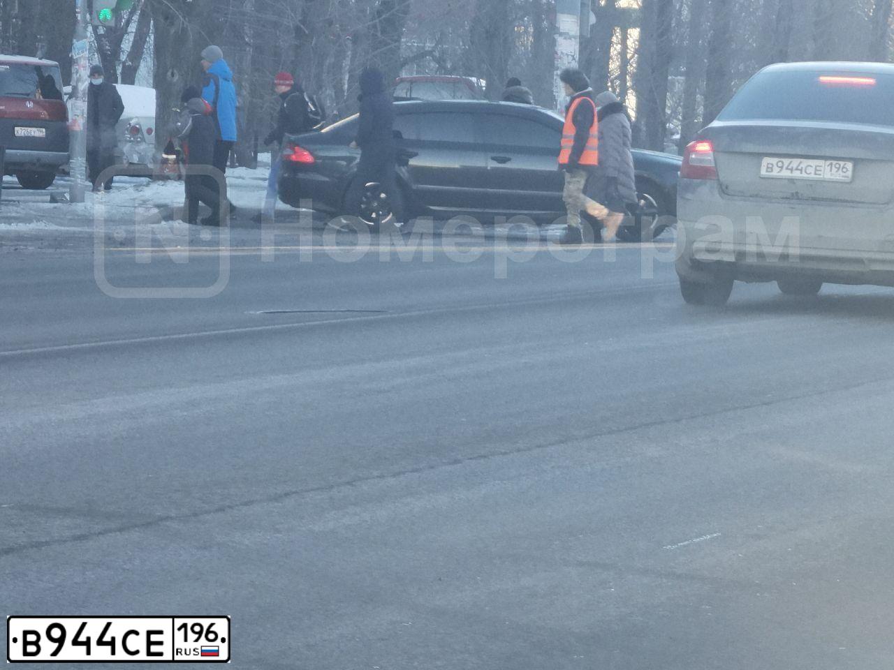 Фото автомобиля SKODA OCTAVIA, 2014 — госномер О075НС196. Цвет: ЧЕРНЫЙ