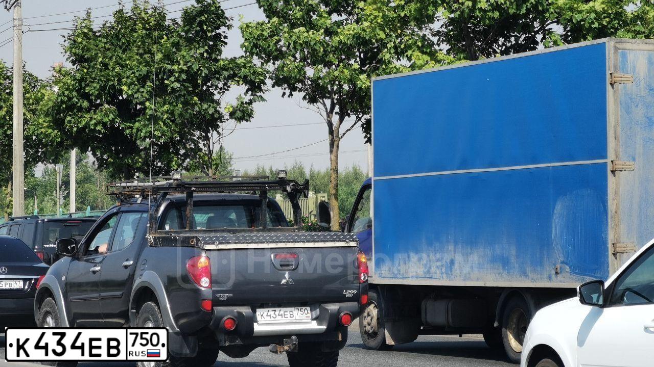 Фото автомобиля MITSUBISHI L 200, 2013 — госномер К434ЕВ750. Цвет: СЕРЫЙ
