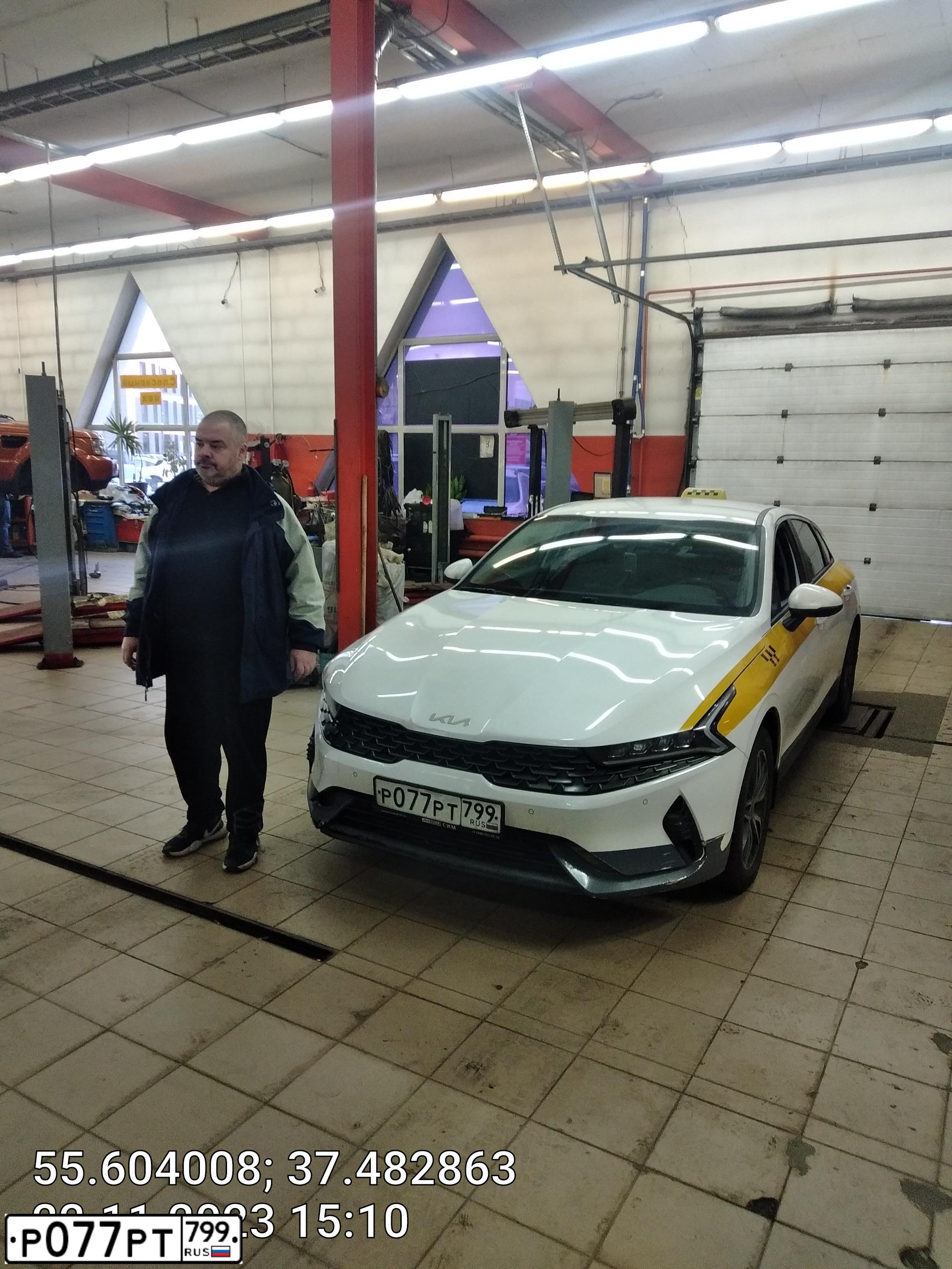 Фото автомобиля KIA RIO, 2019 — госномер Р077РТ799. Цвет: БЕЛЫЙ ЖЕЛТЫЙ СЕРЫЙ