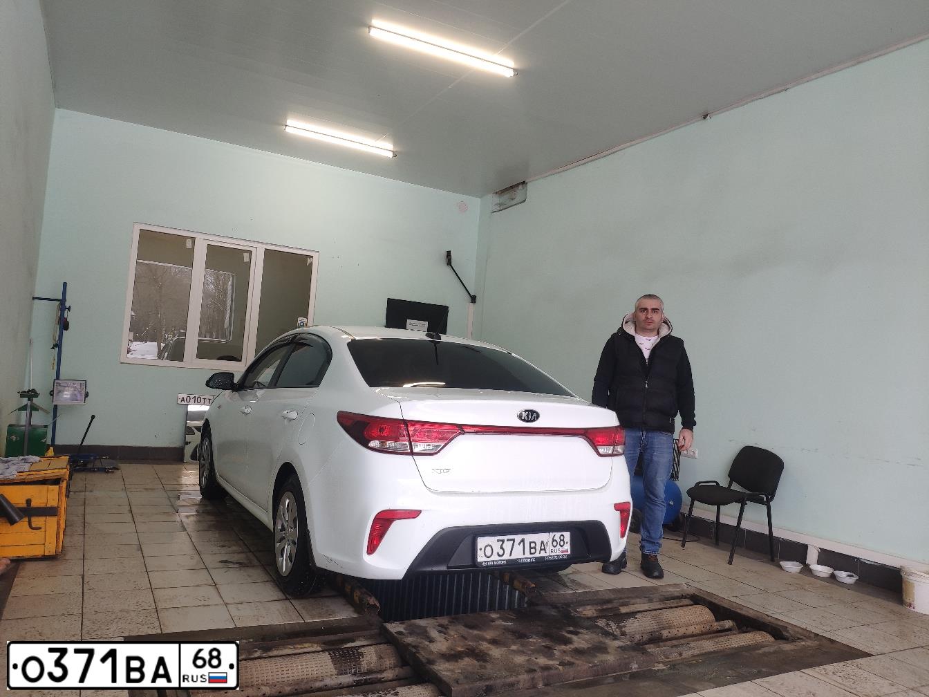 Фото автомобиля KIA RIO, 2017 — госномер М606МА763. Цвет: БЕЛЫЙ