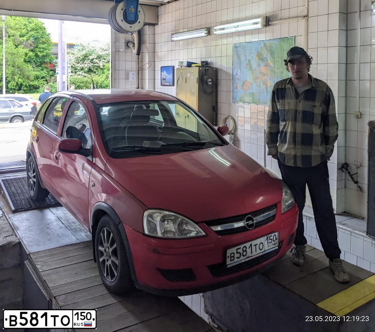 Фото автомобиля OPEL L CORSA, 2003 — госномер М887АР150. Цвет: Красный