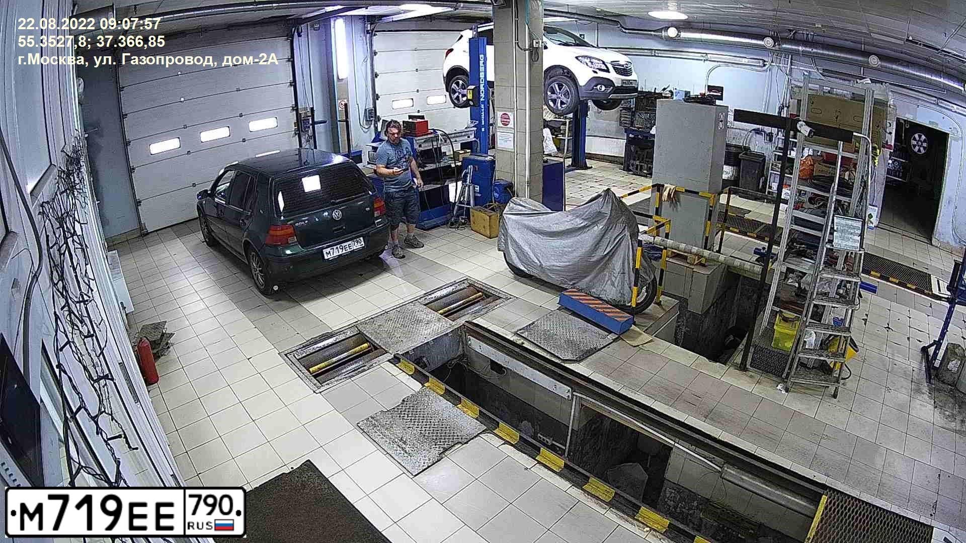 Фото автомобиля VOLKSWAGEN GOLF, 1999 — госномер С354УН50. Цвет: ЗЕЛЕНЫЙ