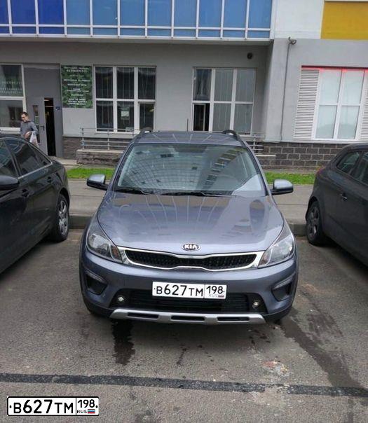 Фото автомобиля KIA RIO, 2019 — госномер М093ВЕ797. Цвет: СЕРЫЙ