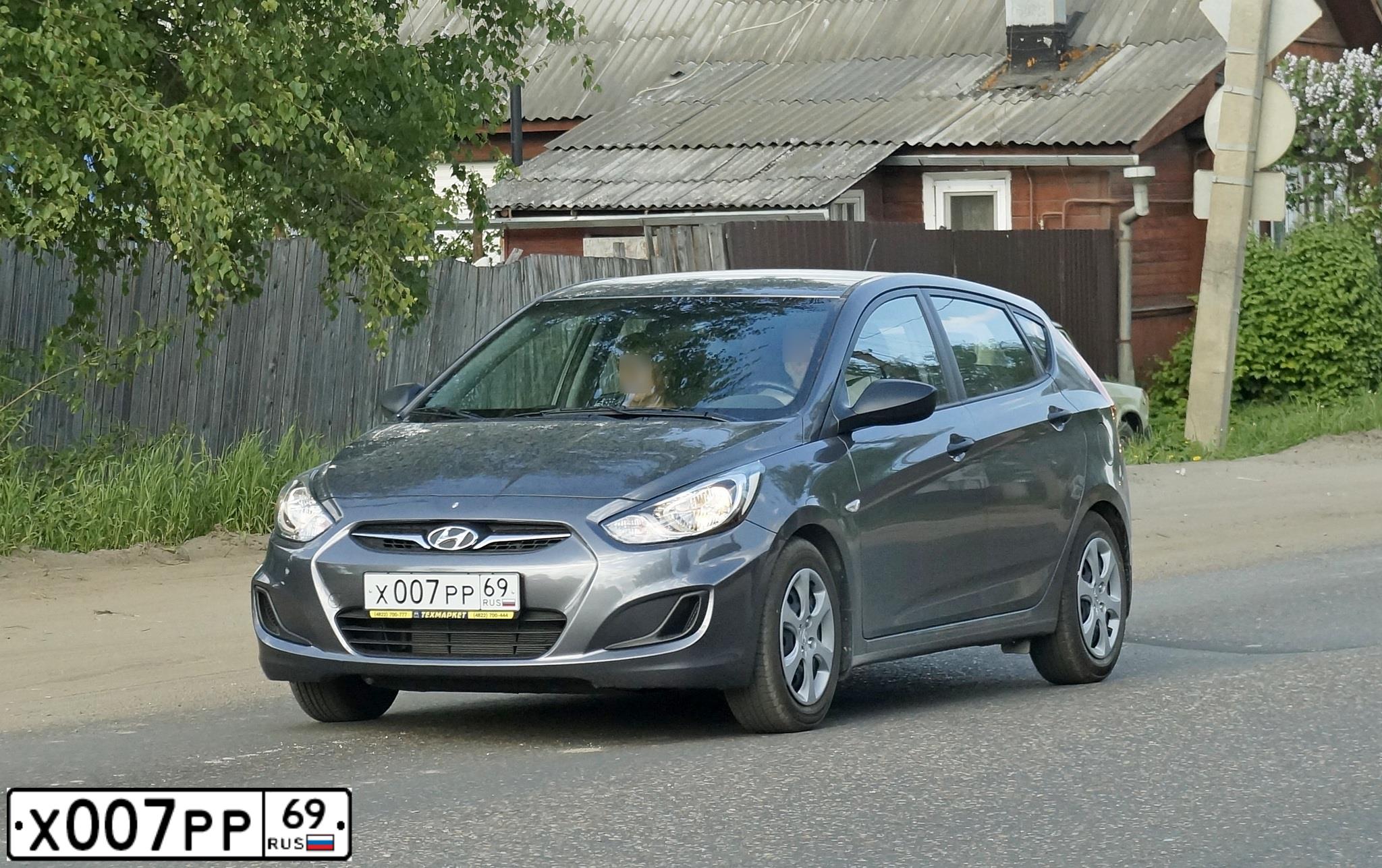 Фото автомобиля HYUNDAI SOLARIS, 2014 — госномер Х007РР69. Цвет: ЧЕРНО-СЕРЫЙ