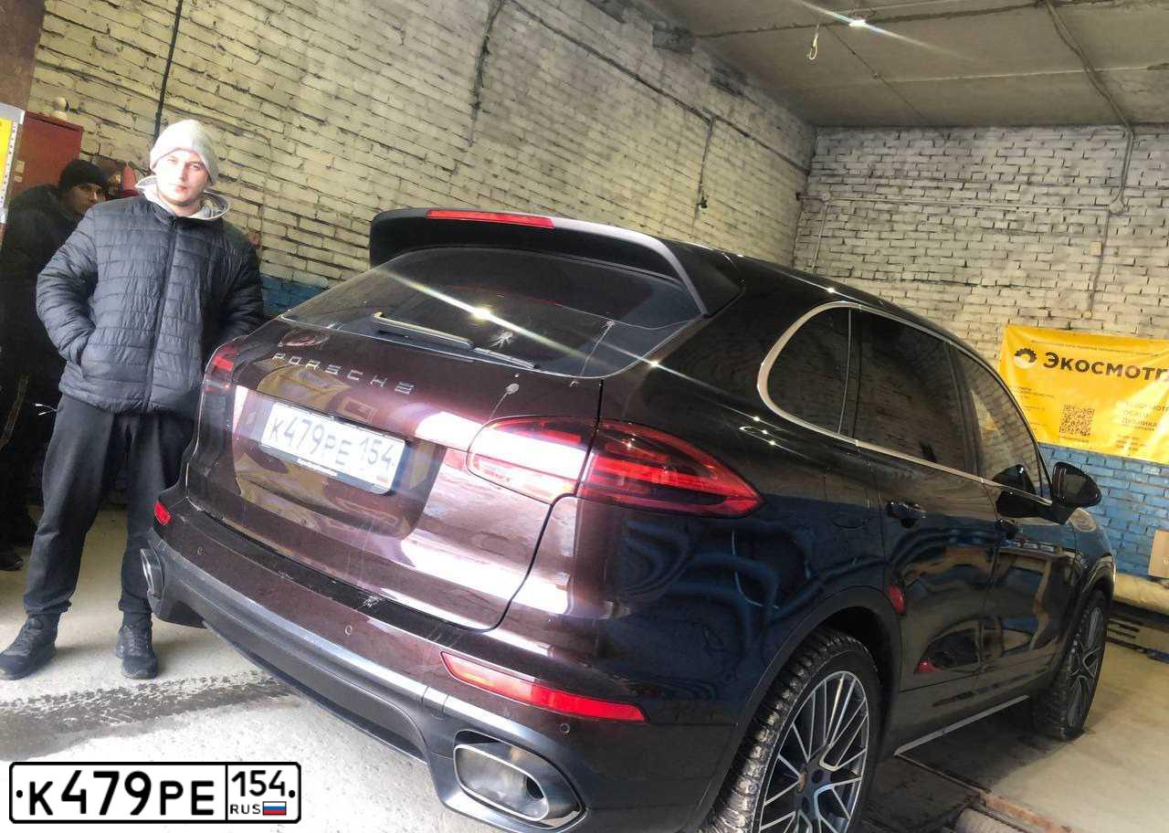 Фото автомобиля PORSCHE CAYENNE, 2015 — госномер К479РЕ154. Цвет: Коричневый