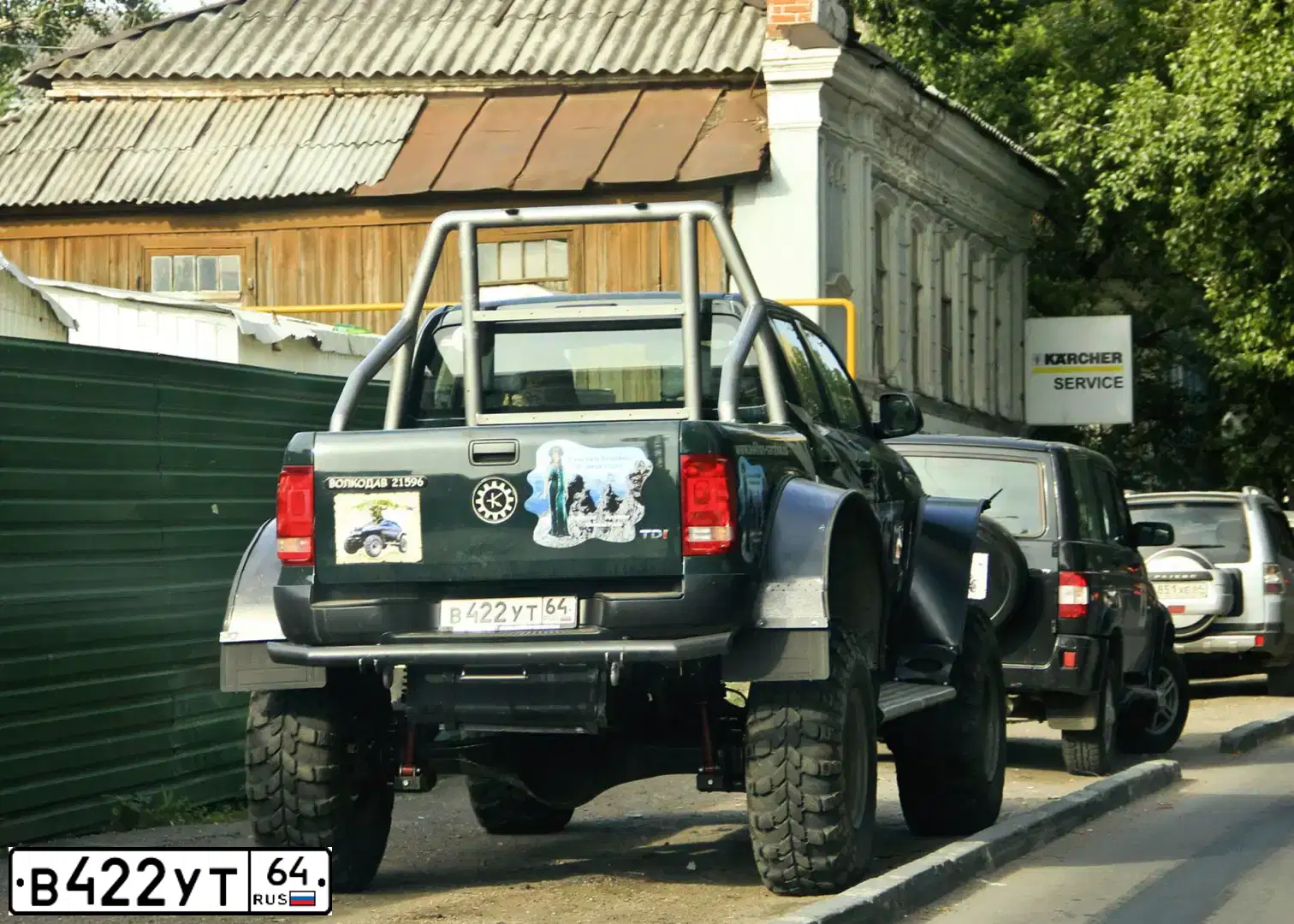 Фото автомобиля VOLKSWAGEN AMAROK, 2011 — госномер В999АХ64. Цвет: ЗЕЛЕНЫЙ