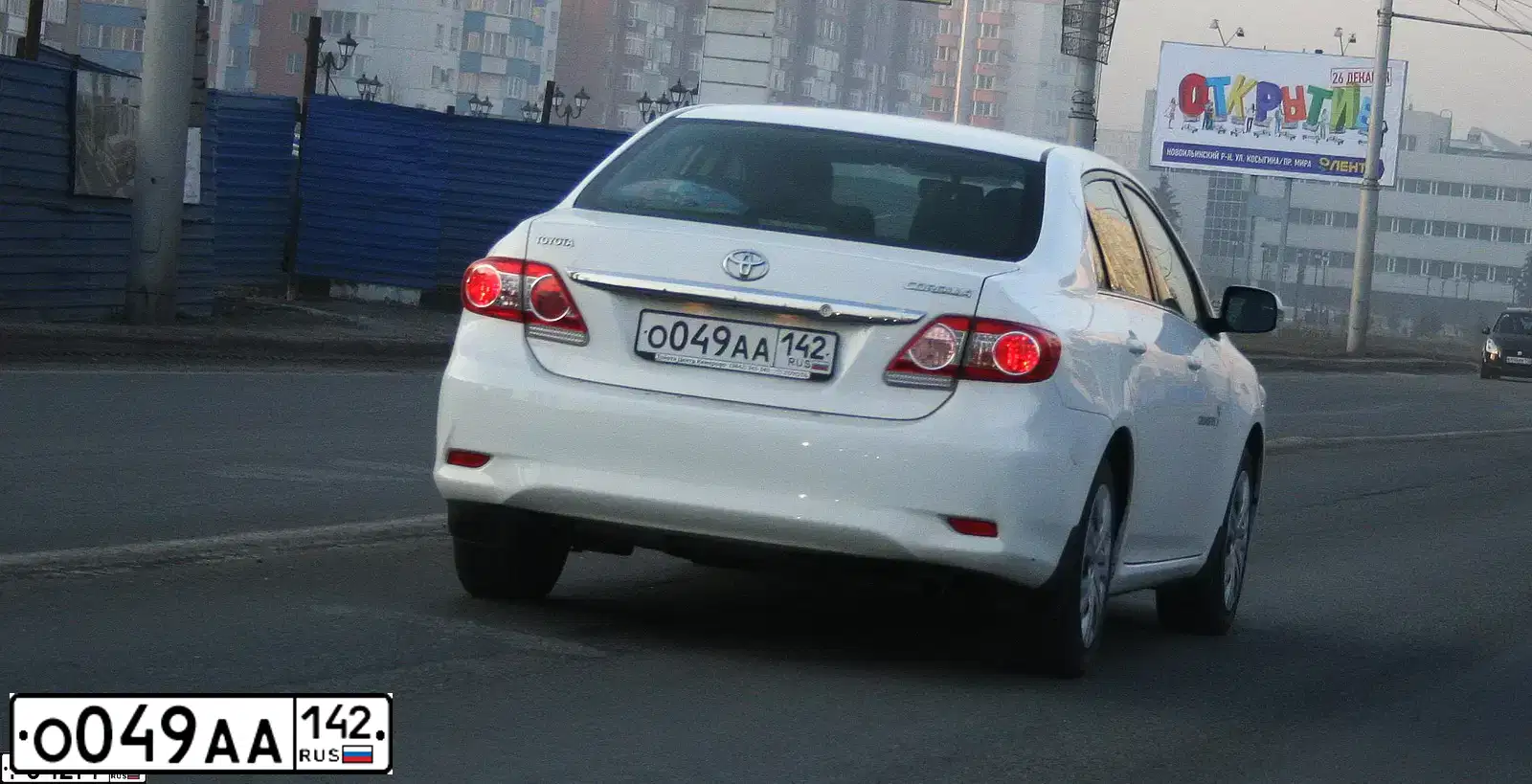 Фото автомобиля TOYOTA COROLLA, 2011 — госномер О049АА142. Цвет: БЕЛЫЙ