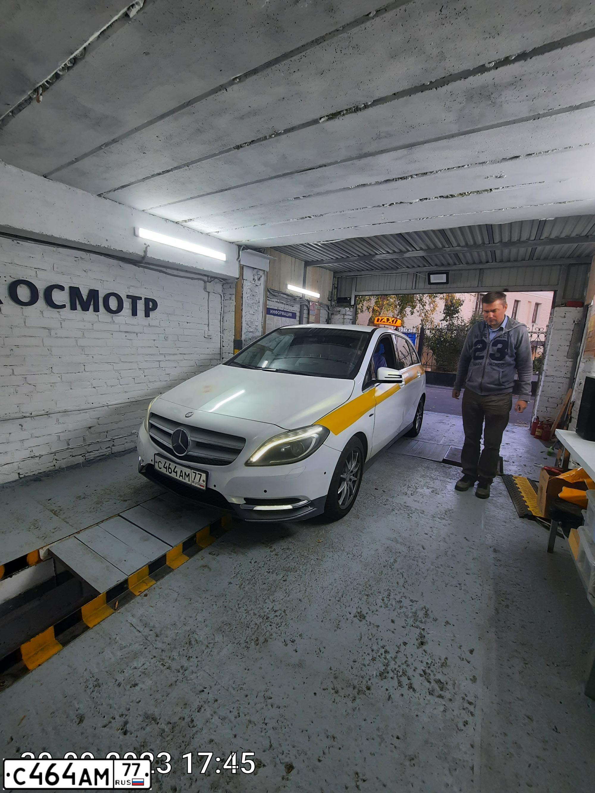 Фото автомобиля ВАЗ 2107, 1991 — госномер М911ВЕ99. Цвет: КРАСНЫЙ