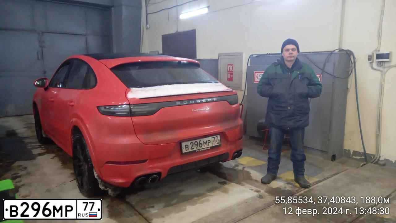 Фото автомобиля PORSCHE CAYENNE, 2019 — госномер В296МР77. Цвет: ОРАНЖЕВЫЙ
