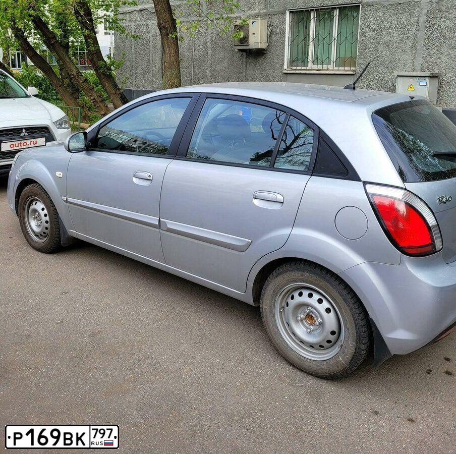 Фото автомобиля KIA RIO, 2010 — госномер Е157РУ193. Цвет: Серебристый