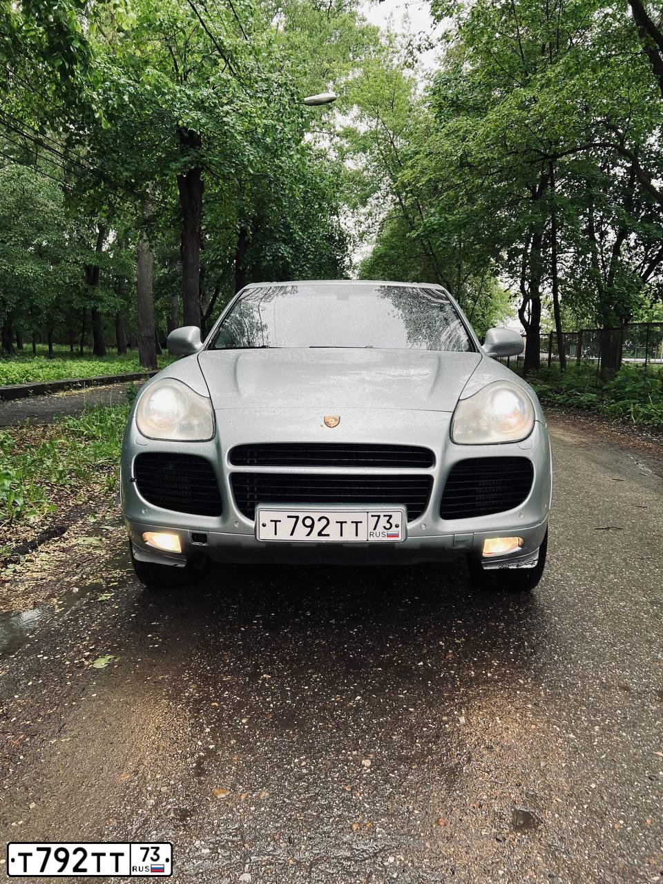 Фото автомобиля PORSCHE CAYENNE, 2003 — госномер К174ХС702. Цвет: Серебристый