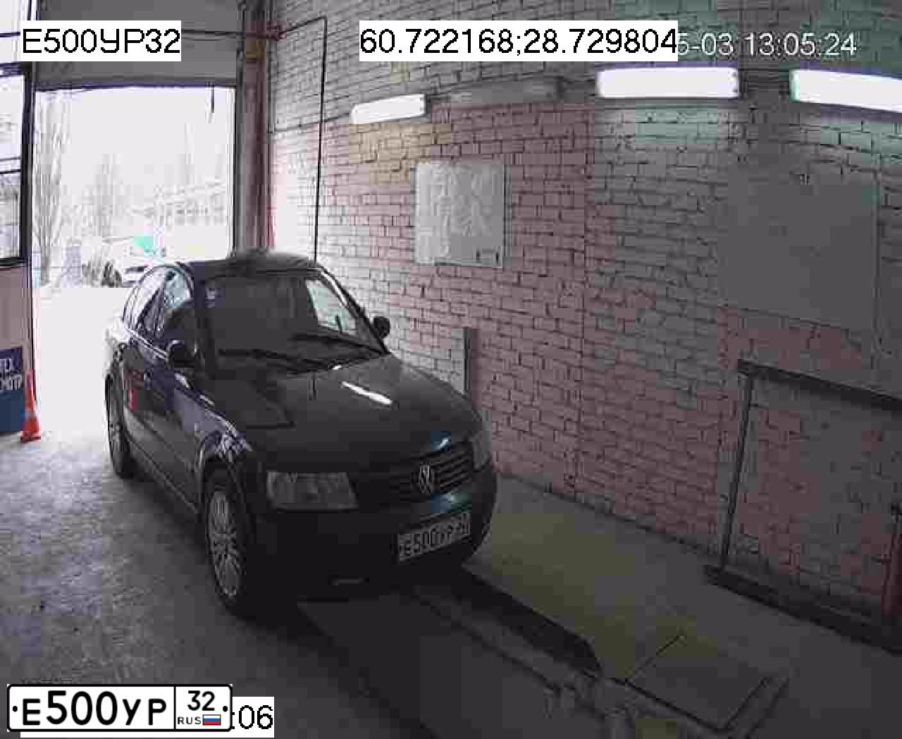 Фото автомобиля VOLKSWAGEN PASSAT, 2000 — госномер Е500УР32. Цвет: ЧЕРНЫЙ
