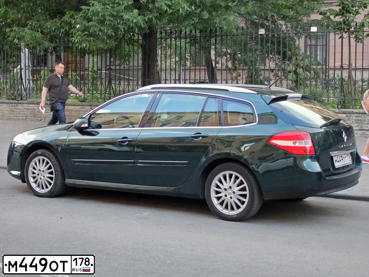 Фото автомобиля РЕНО LAGUNA GRANDTOUR 1 5 DСI, 2008 — госномер В892ОС147. Цвет: ЗЕЛЕНЫЙ