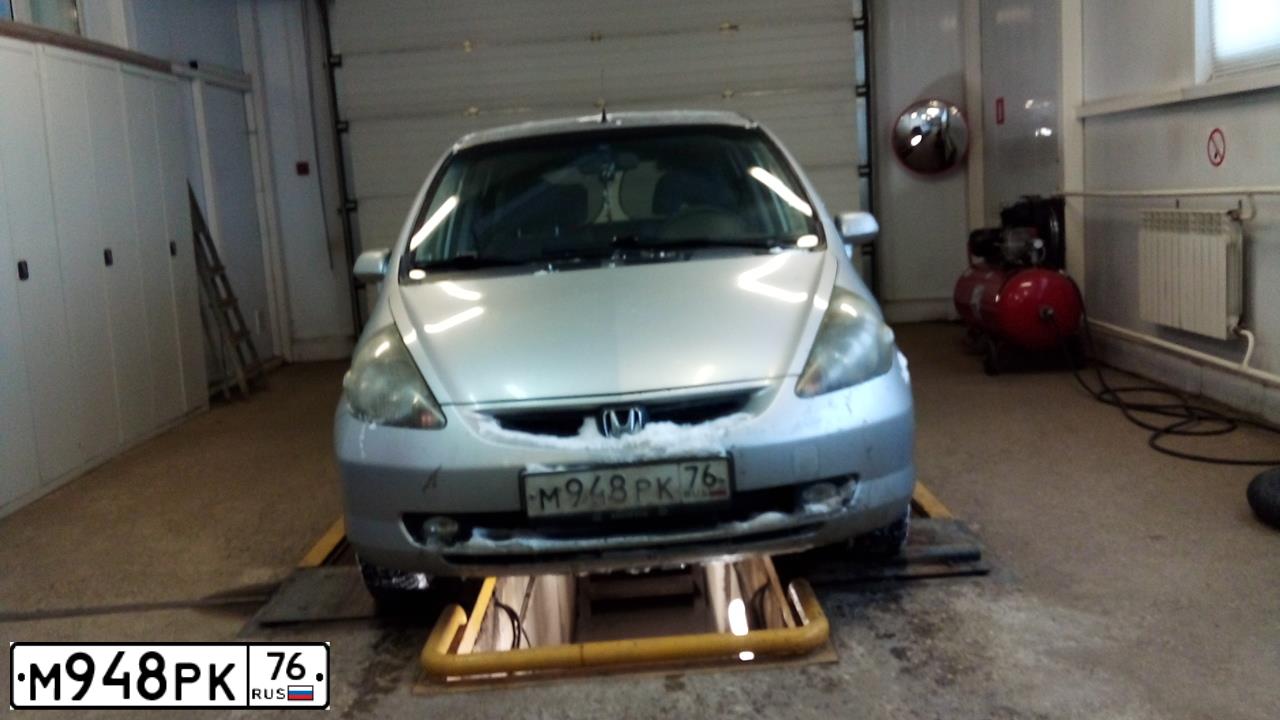 Фото автомобиля HONDA JAZZ, 2002 — госномер М948РК76. Цвет: СВЕТЛО-СЕРЫЙ