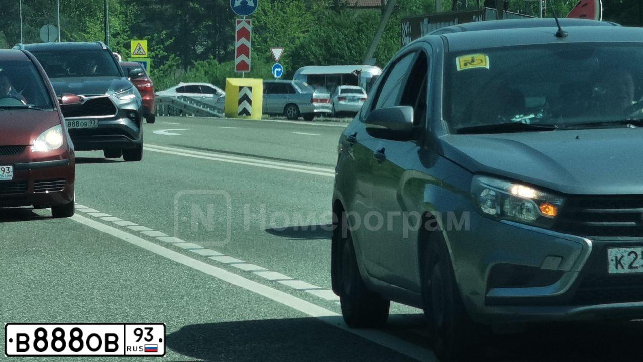 Фото автомобиля MITSUBISHI LANCER, 2008 — госномер В888ОВ93. Цвет: Красный