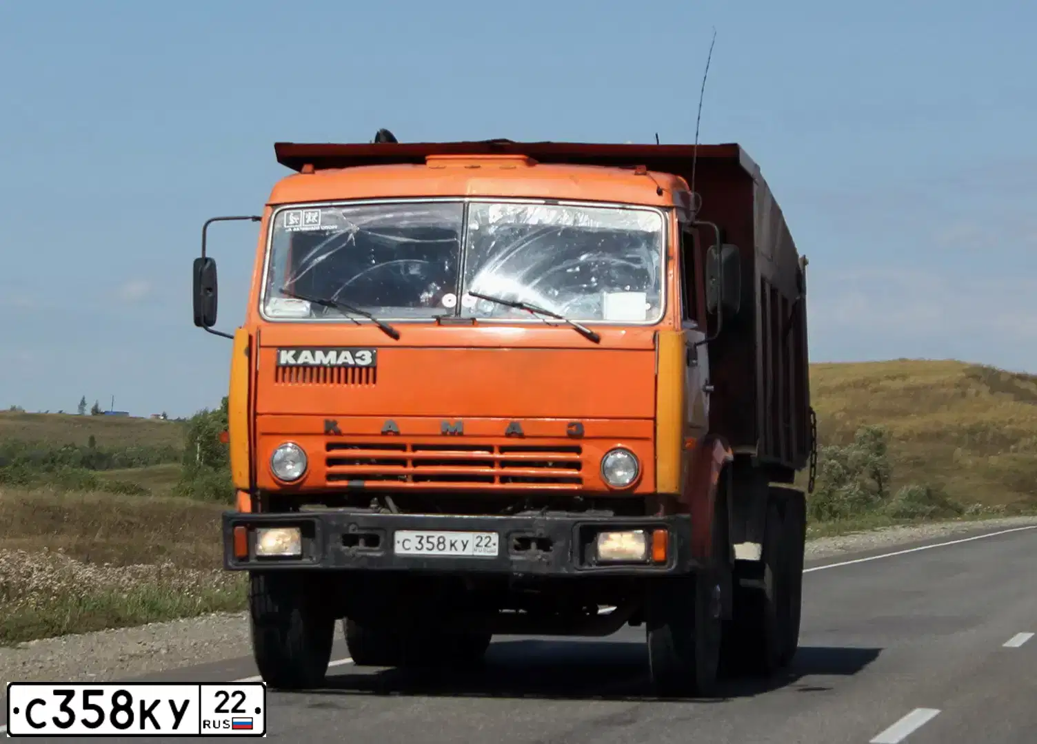 Фото автомобиля KAMAZ 65115 /6X4/, 2003 — госномер С358КУ22. Цвет: ОРАНЖЕВЫЙ