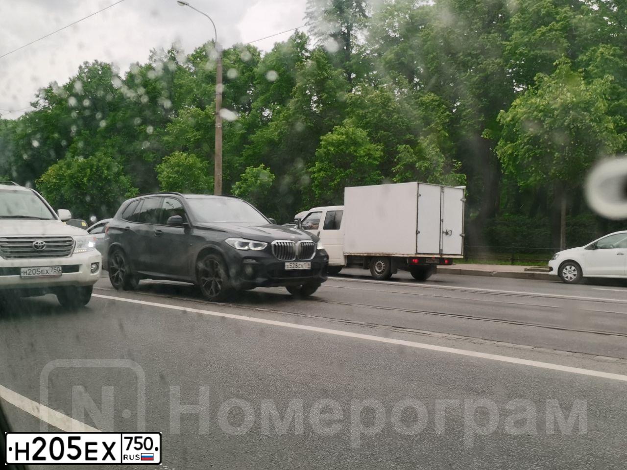 Фото автомобиля TOYOTA LANDCRUISER 200, 2013 — госномер Н205ЕХ750. Цвет: Белый