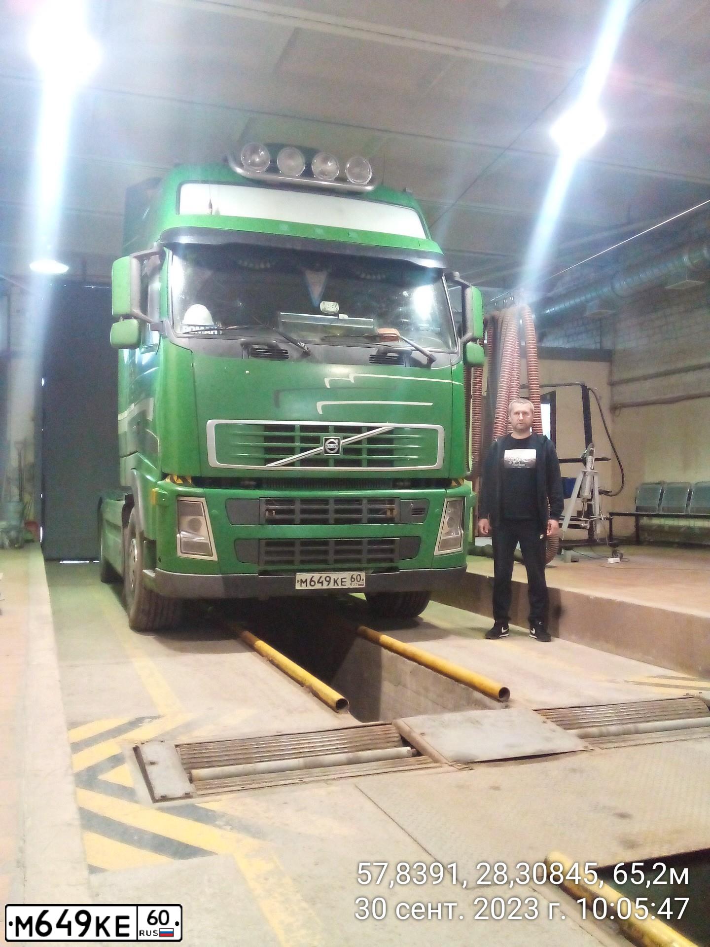 Фото автомобиля VOLVO SERIE FH, 2012 — госномер М649КЕ60. Цвет: ЗЕЛЕНЫЙ