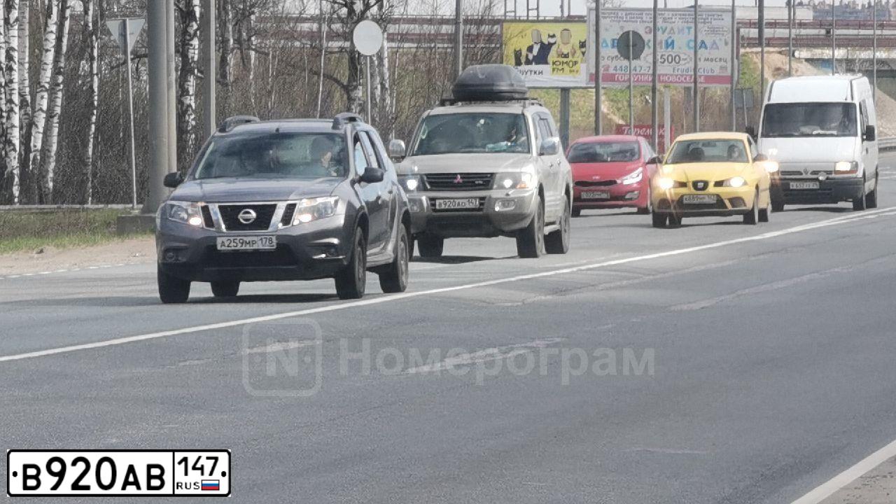 Фото автомобиля RENAULT LOGAN, 2008 — госномер Р151ХУ60. Цвет: СВЕТЛО-ЗЕЛЕНЫЙ