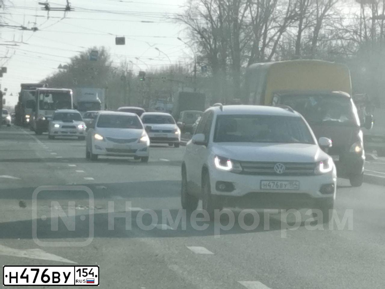 Фото автомобиля VOLKSWAGEN TIGUAN, 2012 — госномер Н476ВУ154. Цвет: Белый