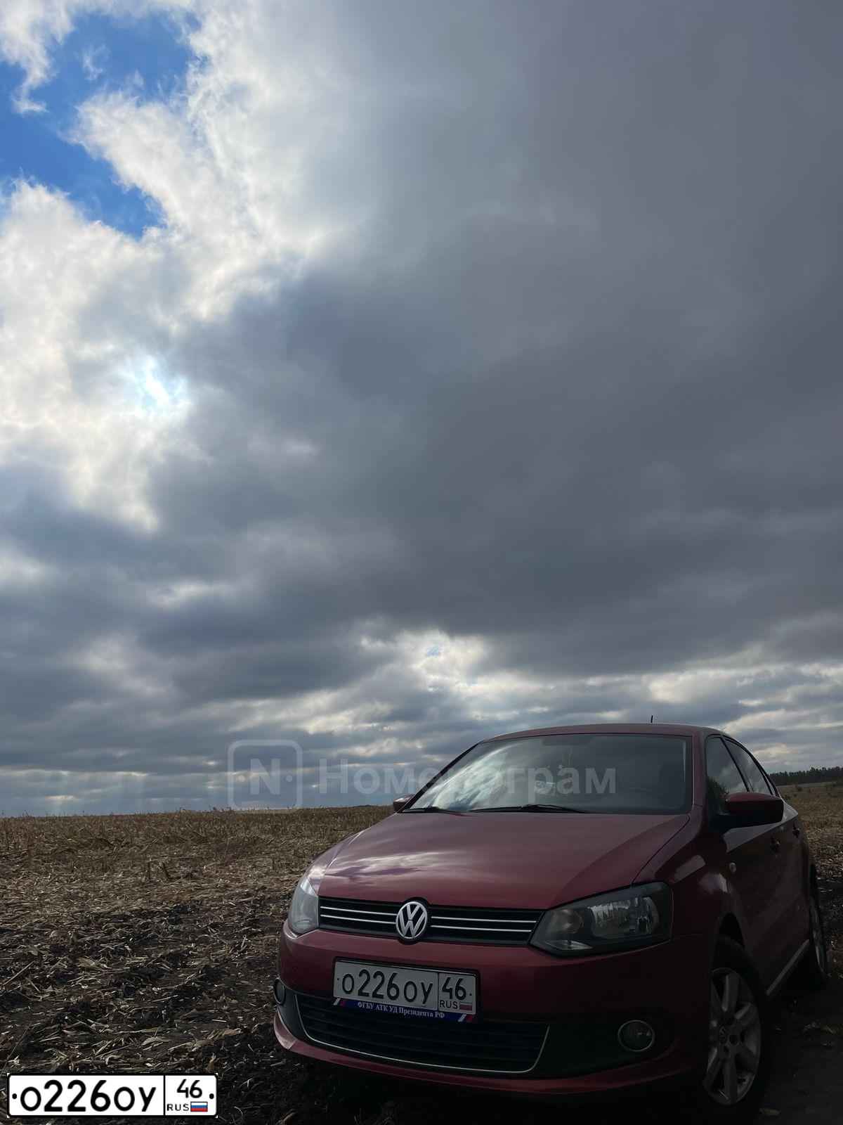 Фото автомобиля VOLKSWAGEN POLO, 2013 — госномер О226ОУ46. Цвет: ВИШНЕВО-КРАСНЫЙ