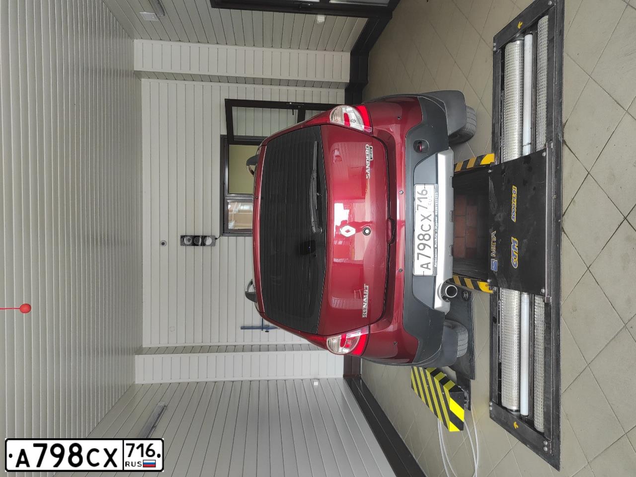 Фото автомобиля RENAULT SANDERO, 2012 — госномер А798СХ716. Цвет: Красный