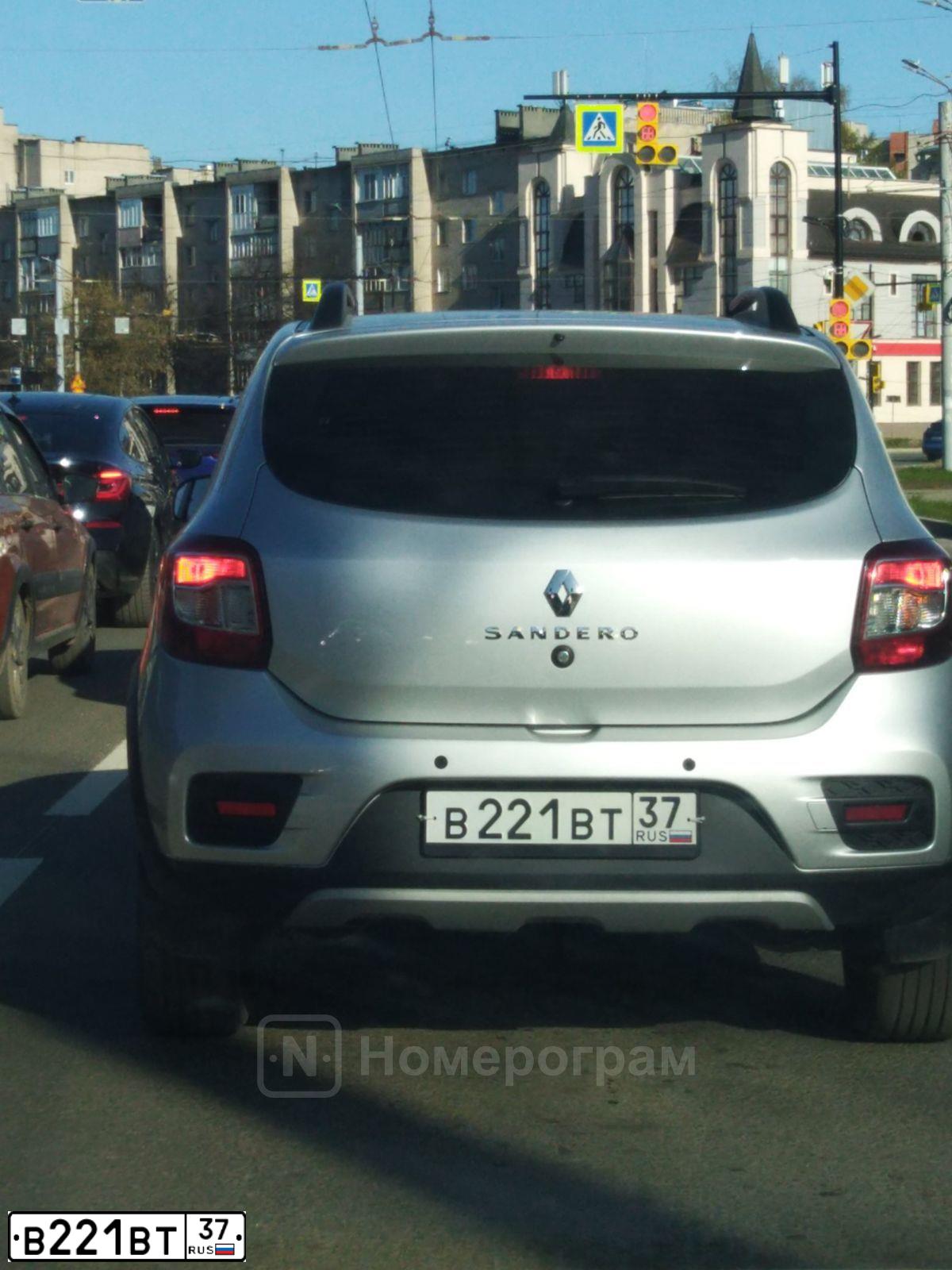 Фото автомобиля RENAULT SANDERO, 2020 — госномер В221ВТ37. Цвет: СЕРЫЙ