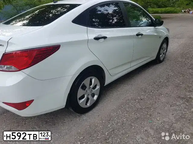 Фото автомобиля HYUNDAI SOLARIS, 2015 — госномер В190ОХ15. Цвет: БЕЛЫЙ