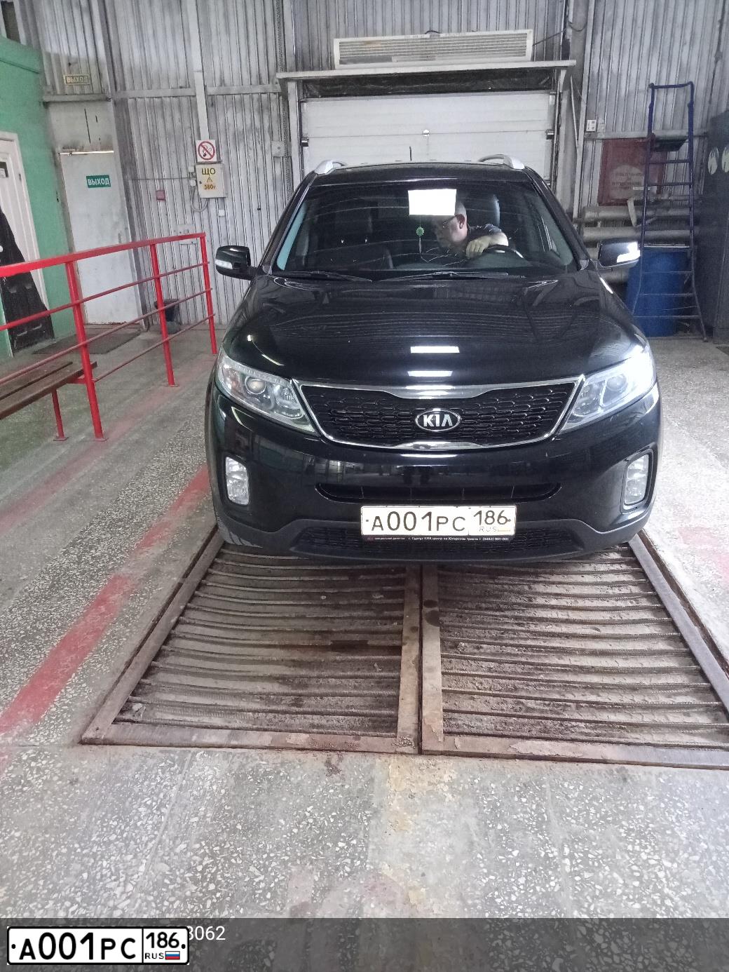 Фото автомобиля KIA SORENTO, 2018 — госномер А001РС186. Цвет: ЧЕРНЫЙ